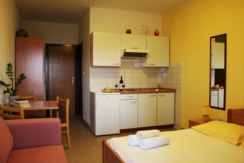Apartments Ida Sućuraj Екстериор снимка