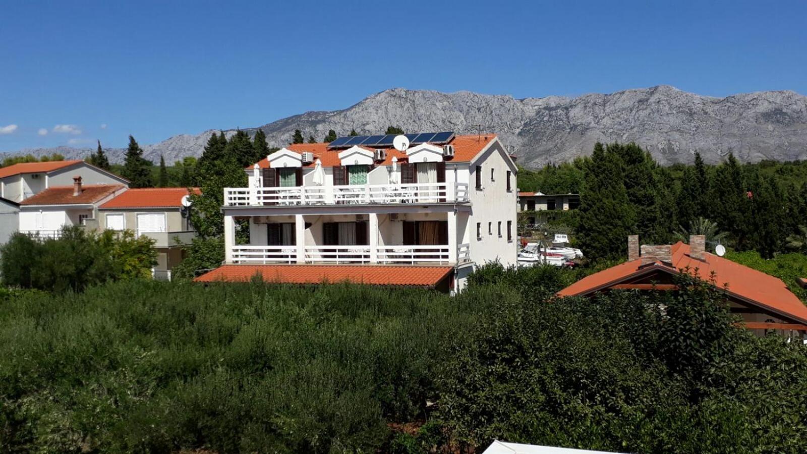 Apartments Ida Sućuraj Екстериор снимка