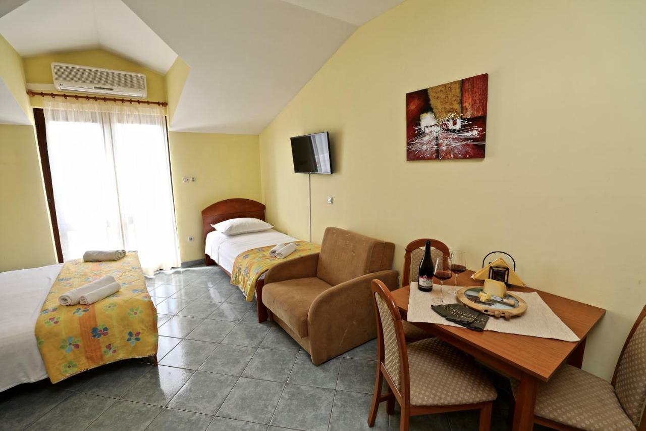 Apartments Ida Sućuraj Екстериор снимка