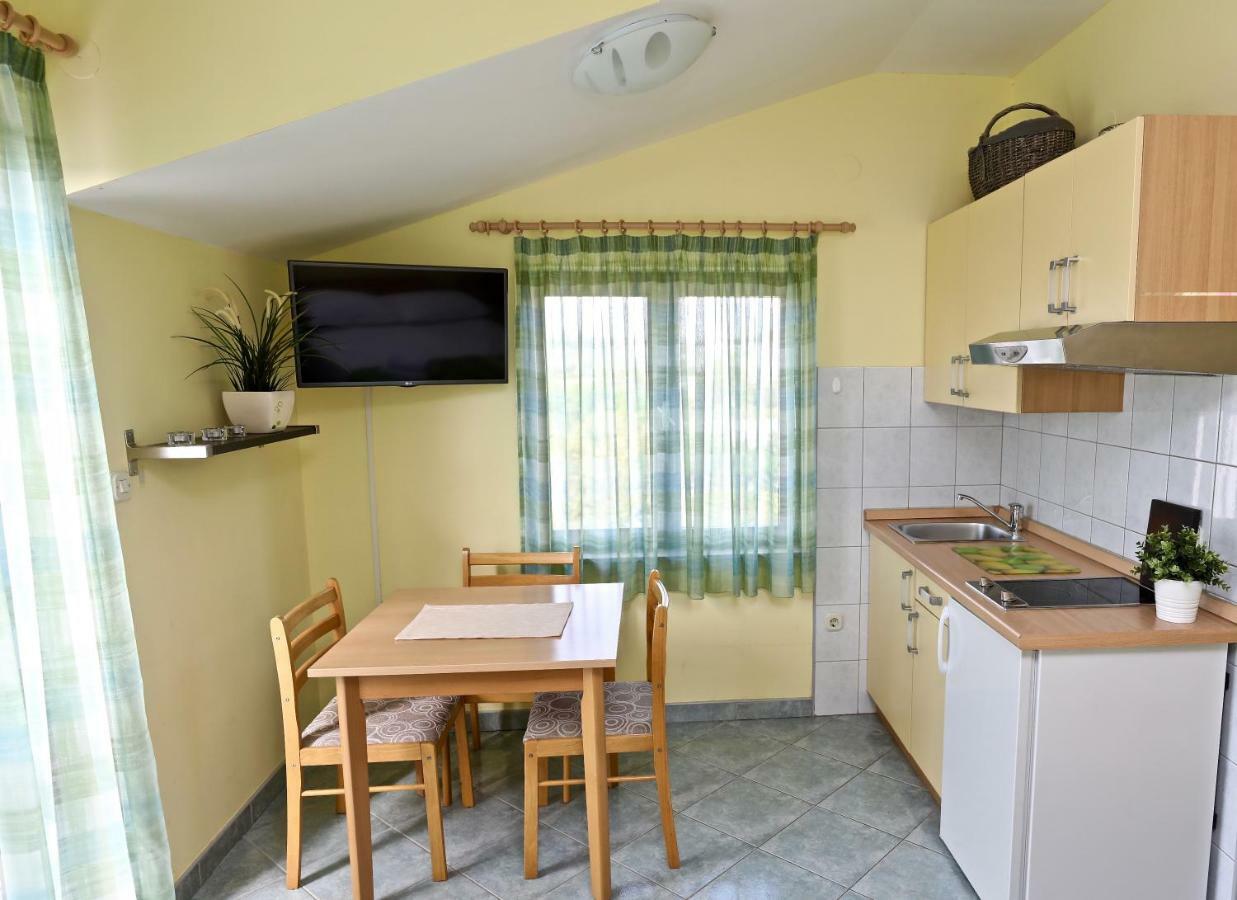 Apartments Ida Sućuraj Екстериор снимка