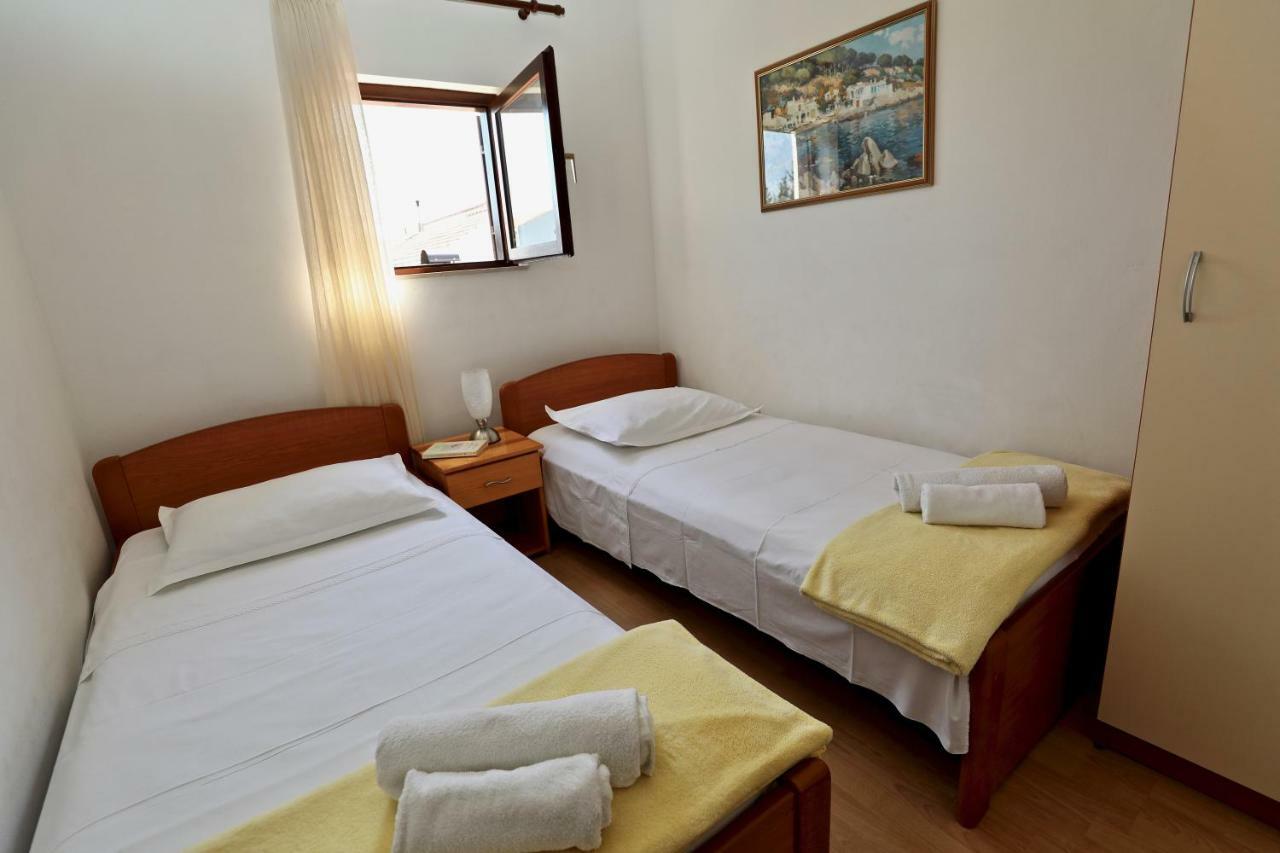Apartments Ida Sućuraj Екстериор снимка